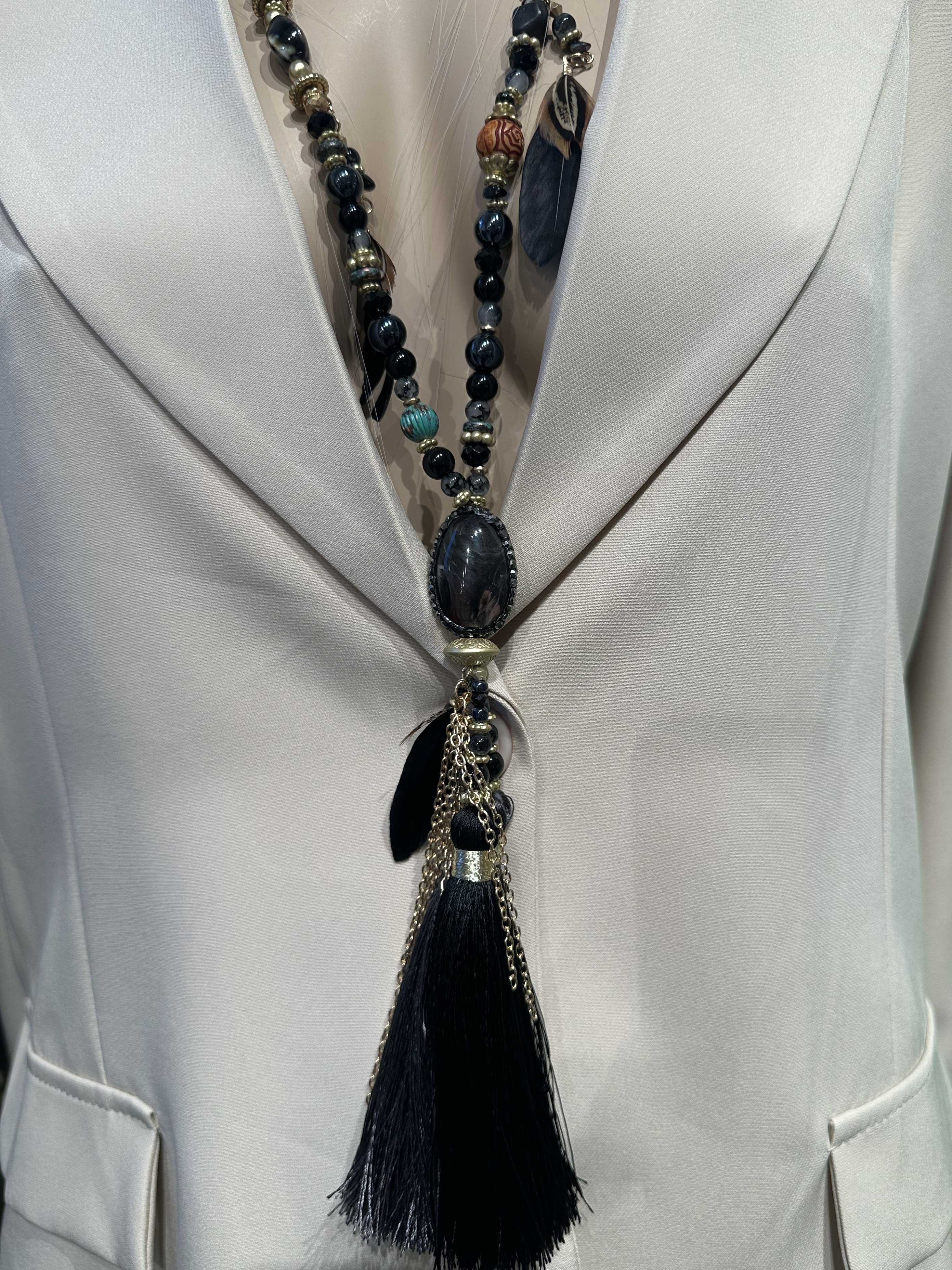 Afia - Perlekæde med fjer og kvast